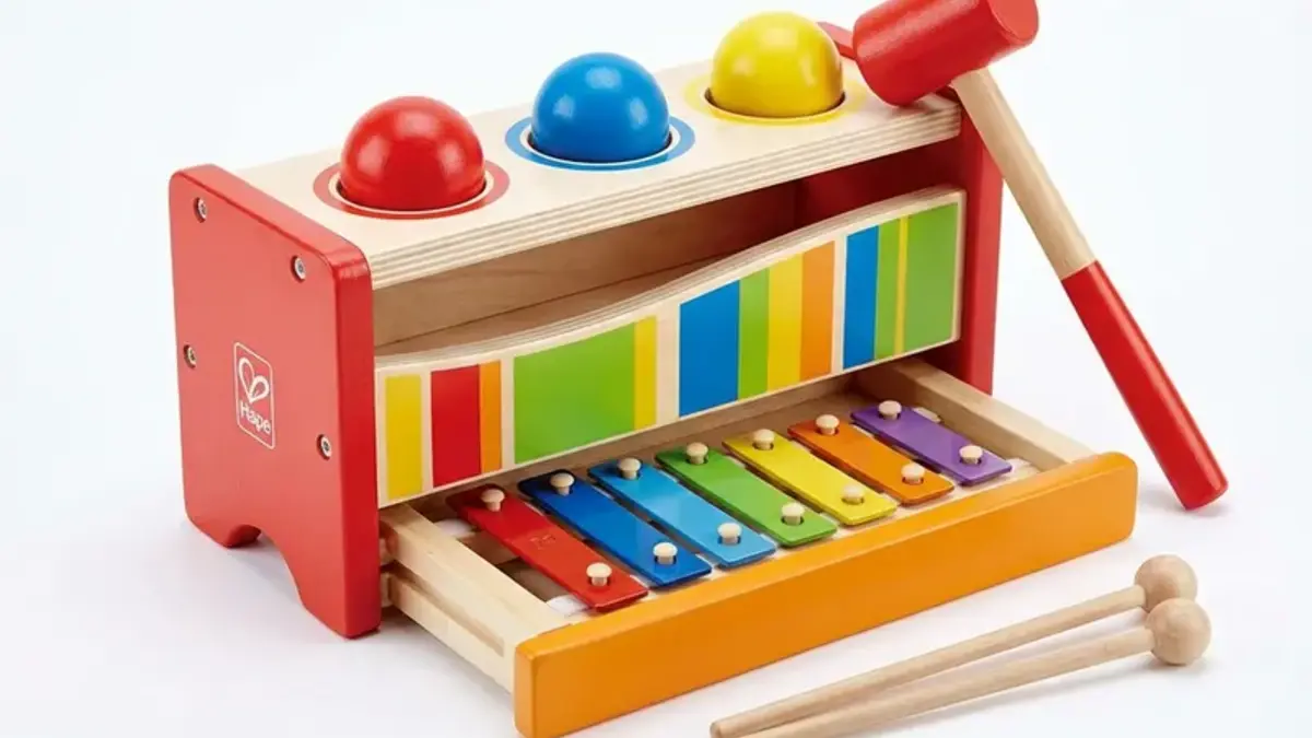 Juguetes Montessori de madera para niños pequeños en una balda